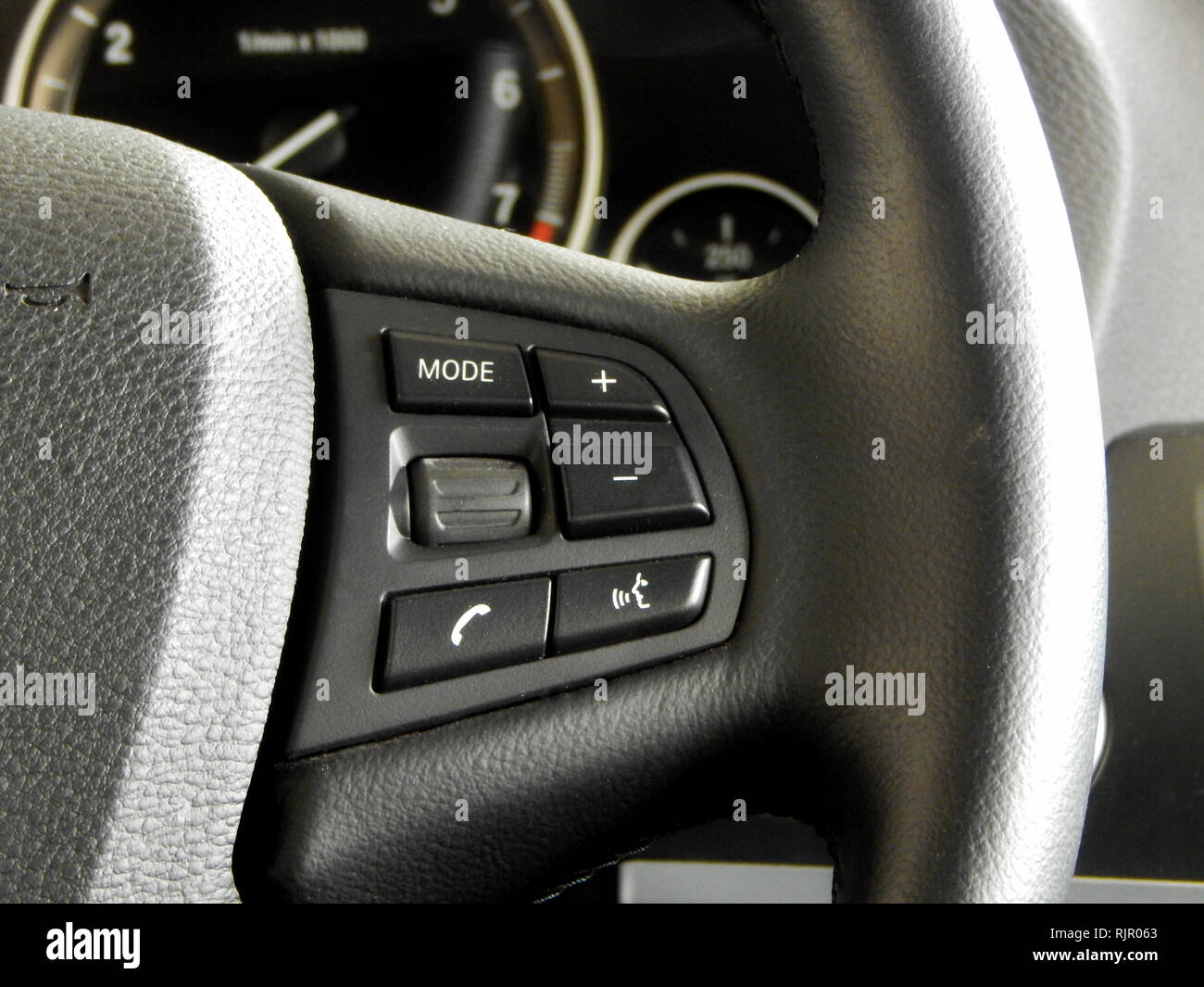 Control keys of menu presets and voice connection on the vehicle