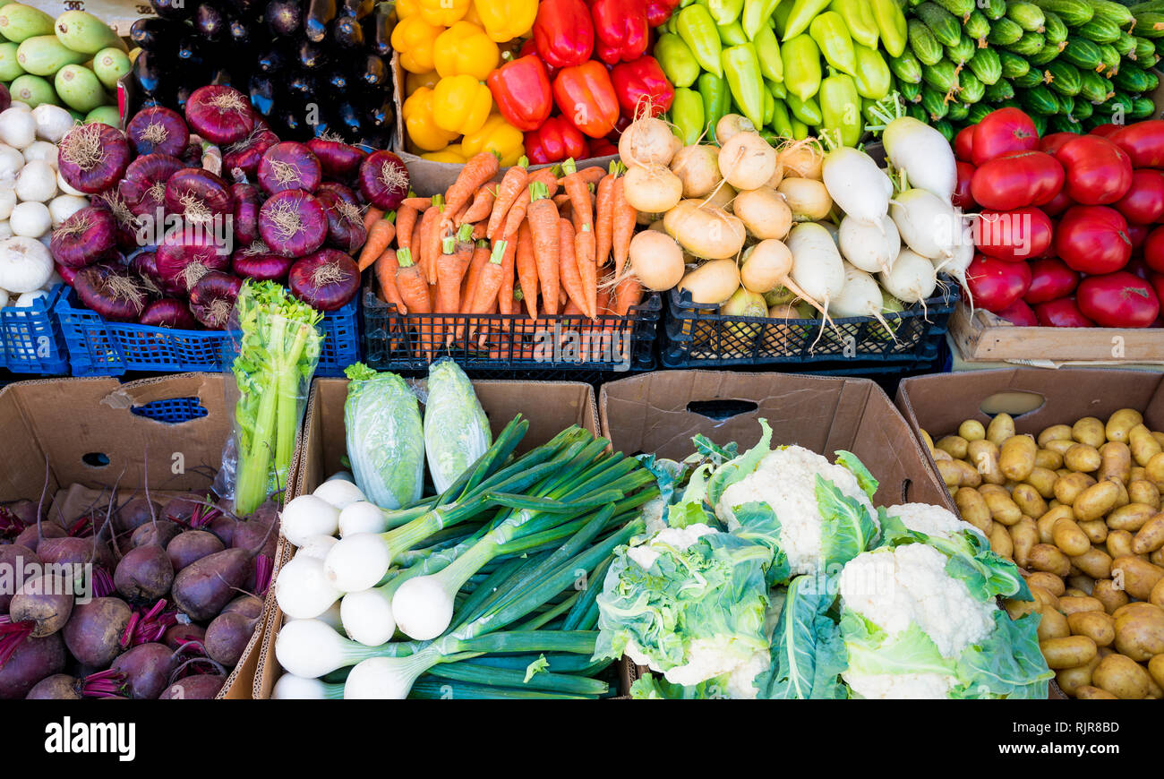 Fresh and organic vegetables at farmers market Stock Photo - Alamy