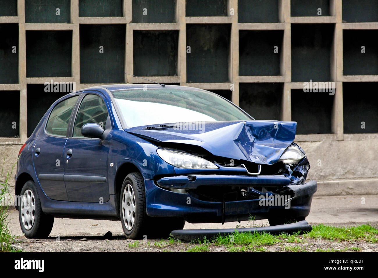 Damaged car hi-res stock photography and images - Alamy