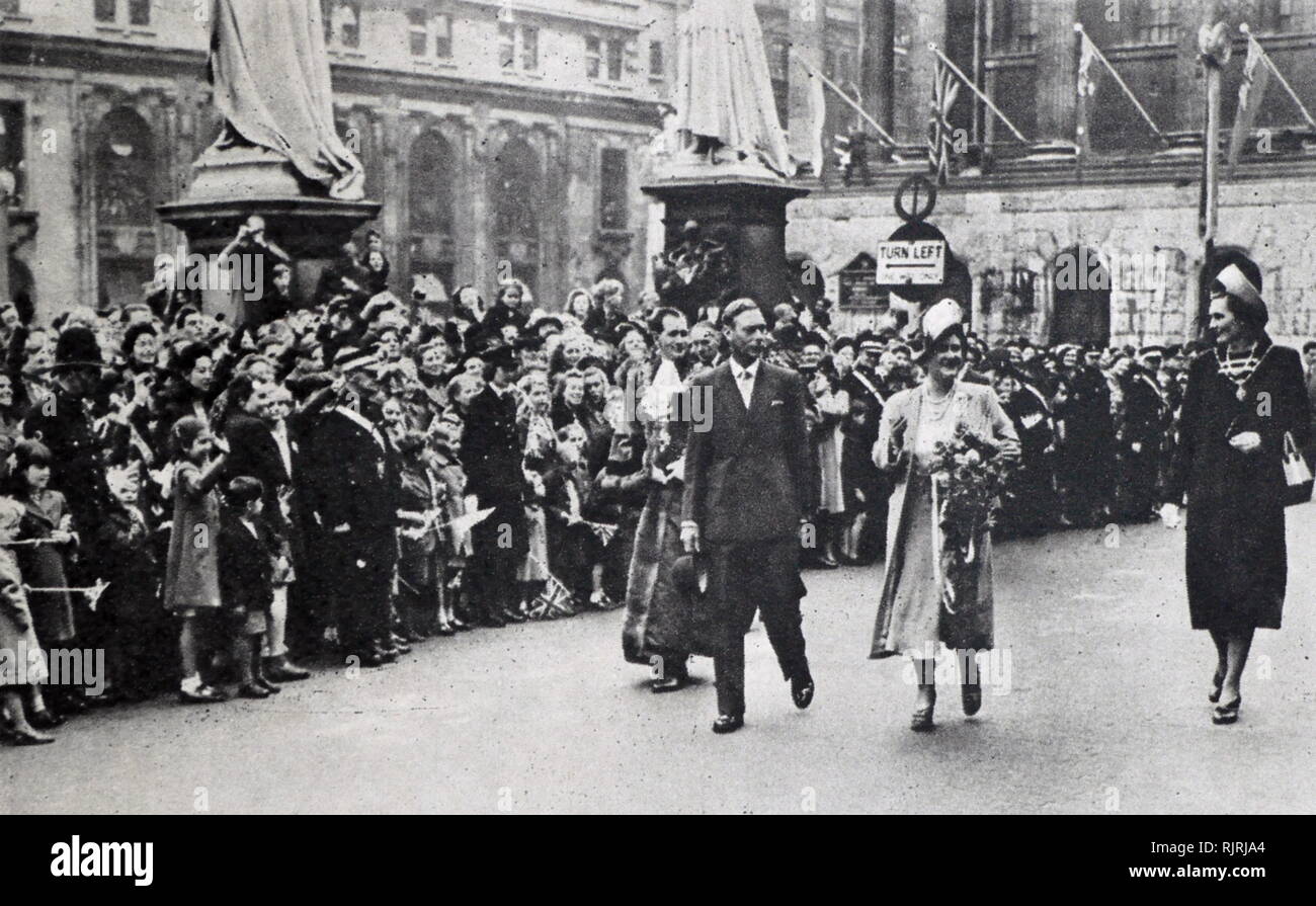 Photograph of King George VI and Queen Elizabeth visit Birmingham England, with John Charles Burman, Mayor of the city, 1947-1949. Stock Photo