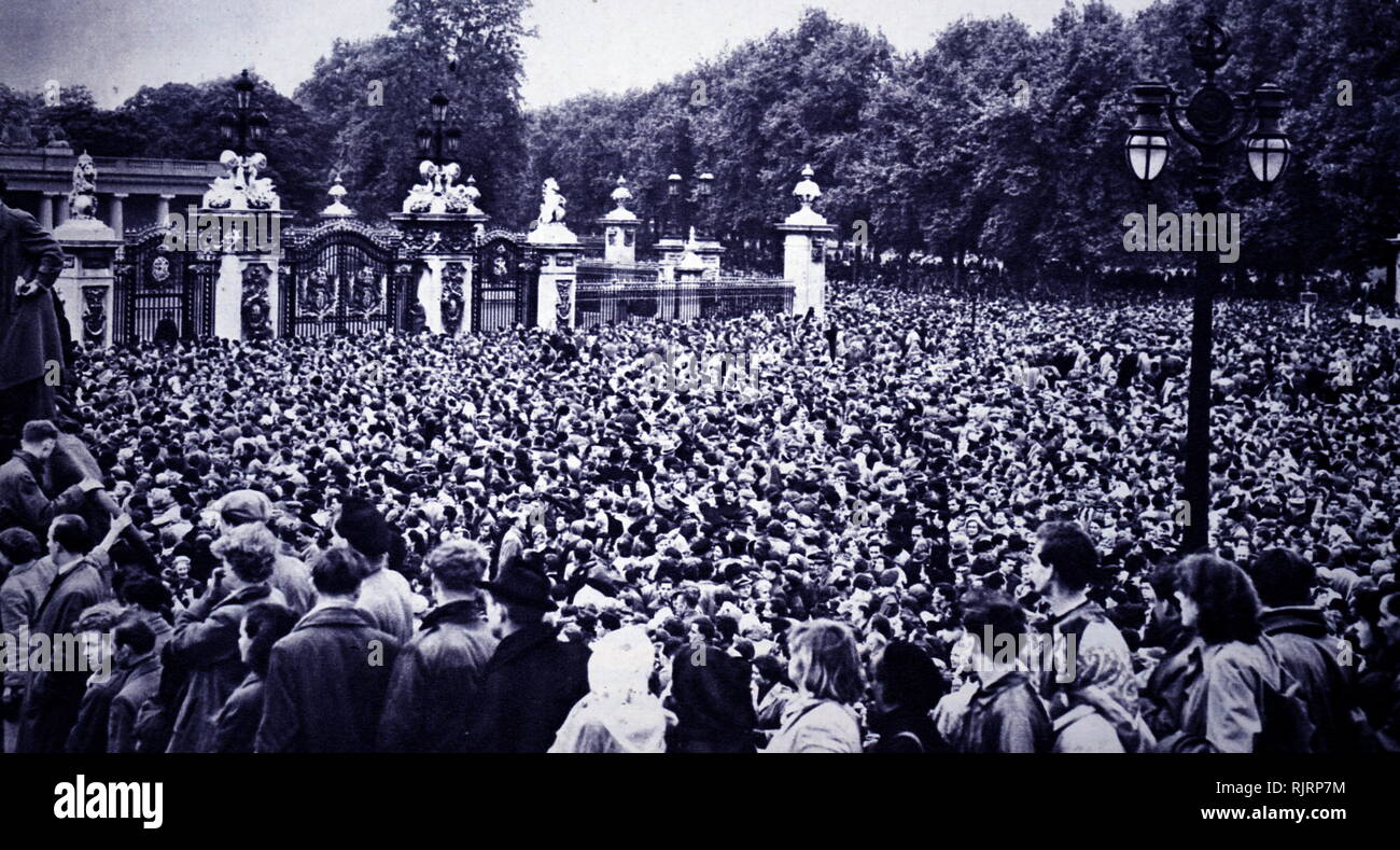Crowds outside Buckingham Palace after the coronation of Elizabeth II of the United Kingdom, 1953 Stock Photo