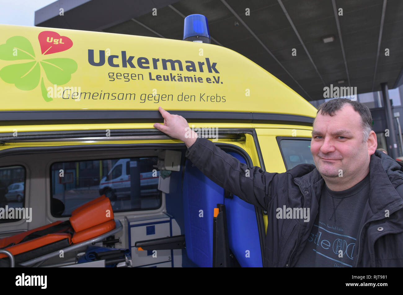 31 January 2019, Brandenburg, Schwedt: Enrico Wendt, from the Uckermark vs Leukämie e.V. association, stands next to the Glücksmobil. When the remaining life time is short due to a fatal disease, people who are affected often have long cherished but never fulfilled dreams. In the Uckermark, an association wants to help fulfil them so that the sick person can 'let go without a wish'. Photo: Patrick Pleul/dpa-Zentralbild/ZB Stock Photo