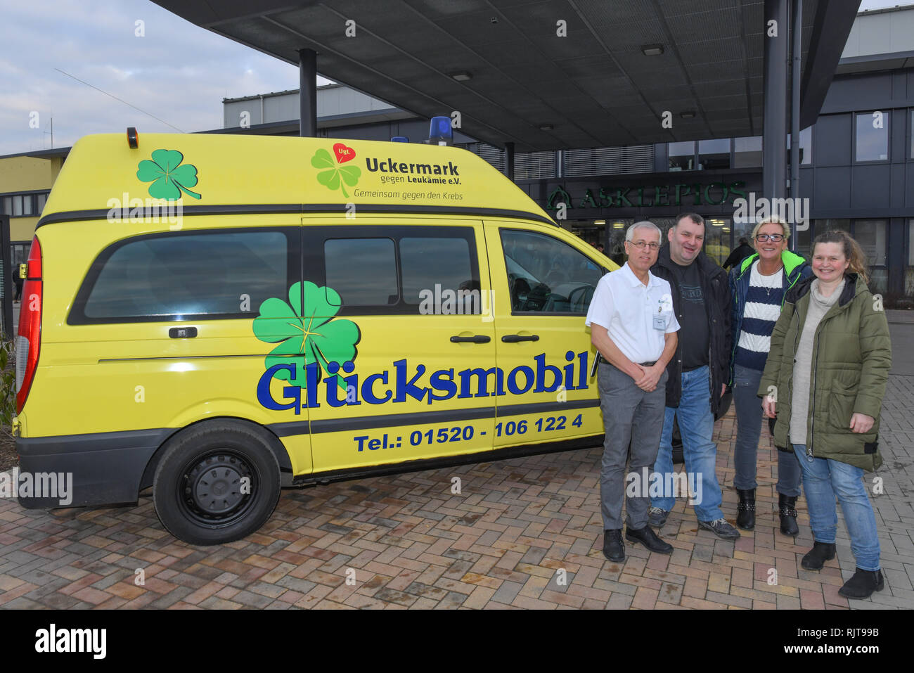 31 January 2019, Brandenburg, Schwedt: Beside the luck mobile of the association Uckermark against leukaemia registered association Axel Matzdorff (l-r), Chefarzt for internal medicine in the Asklepios hospital Schwedt (Uckermark), as well as the association members Enrico Wendt, Antje Kayser and the chairman Ines tree garden stand. When the remaining life time is short due to a fatal disease, people who are affected often have long cherished but never fulfilled dreams. In the Uckermark, an association wants to help fulfil them so that the sick person can "let go without a wish". Photo: Patric Stock Photo
