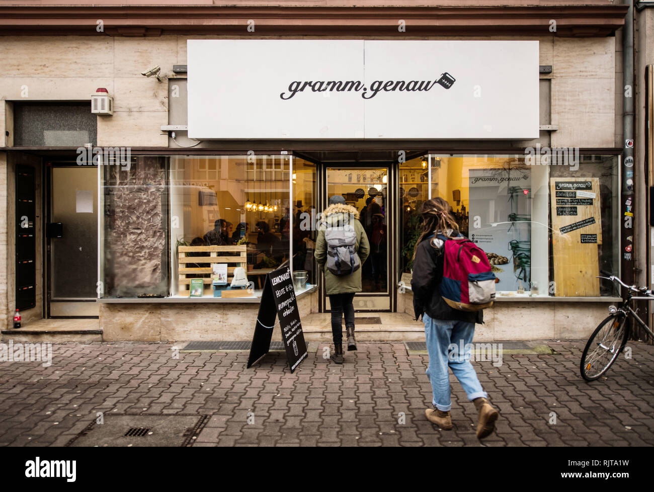 07 February 2019, Hessen, Frankfurt/Main: Customers go to the newly opened store 'gramm.genau'. In the first packaging-free shop in Frankfurt, no more plastic waste is to be produced when shopping. Customers must bring their own containers. Photo: Andreas Arnold/dpa | usage worldwide Stock Photo