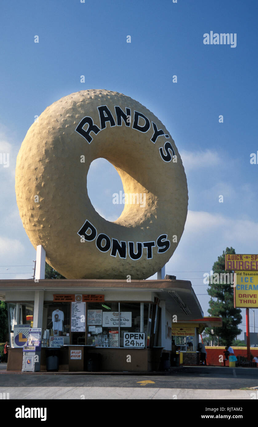 Inglewood,  Los Angeles, California, USA, featuring huge donut sculpture atop  Randy's Donuts fast food bar Stock Photo