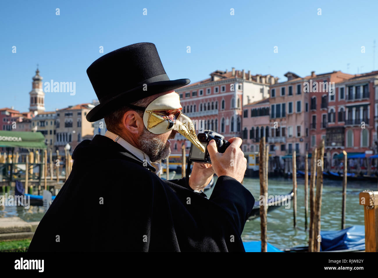 Pantalone venetian mask hi-res stock photography and images - Alamy