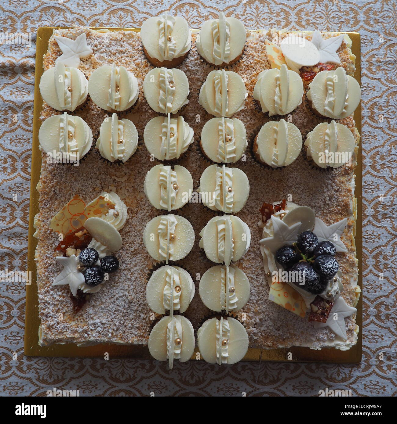 Torta de vainilla, primera comunion Stock Photo