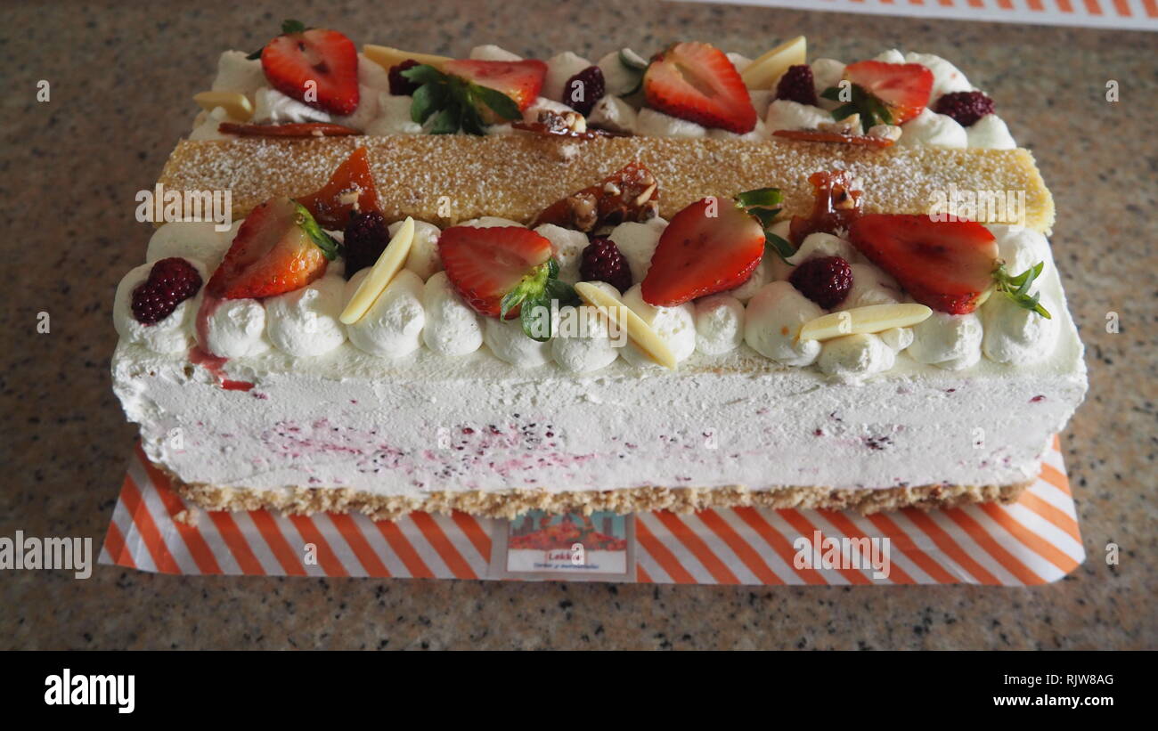 Torta de vainilla y frutos organicos Stock Photo