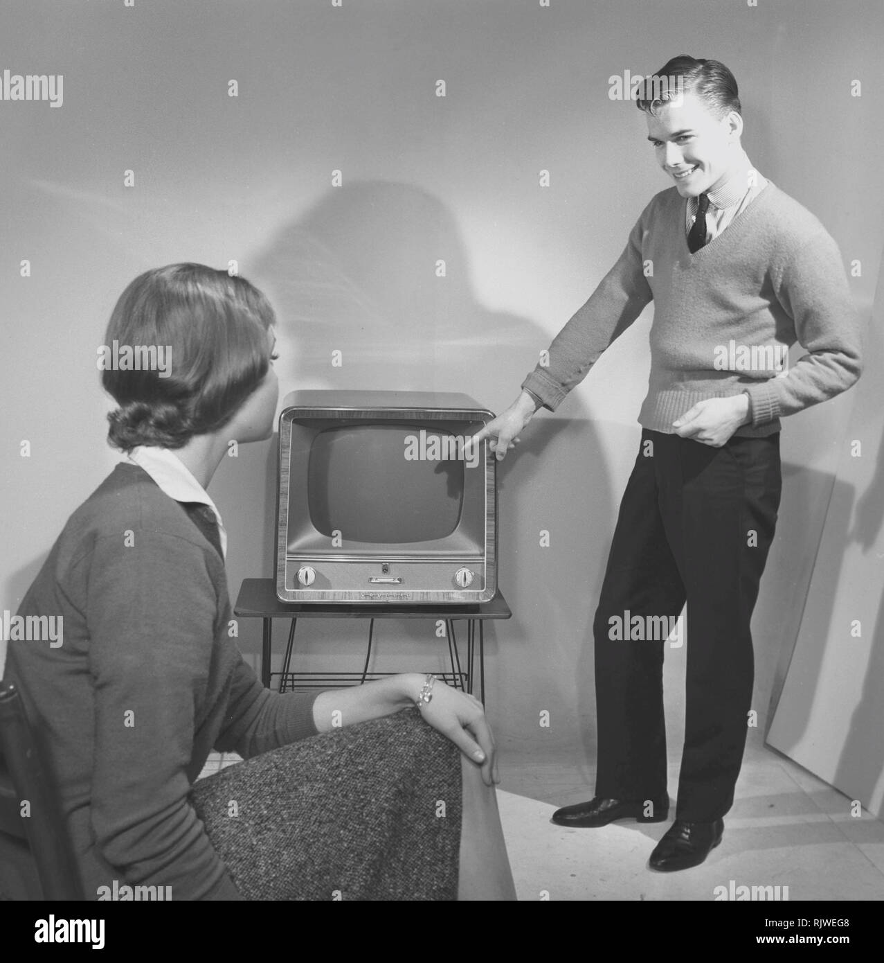 Television in the 1950s. A young couple is pictured with a typical 50s television set.  Photo Kristoffersson ref CC94-2. Sweden 1958 Stock Photo