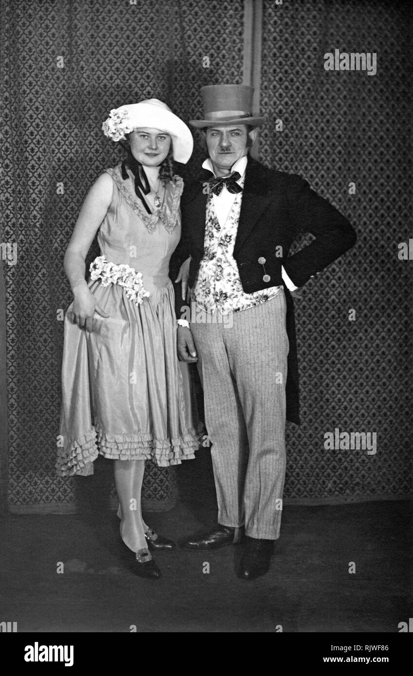1930s couple hat hi-res stock photography and images - Alamy