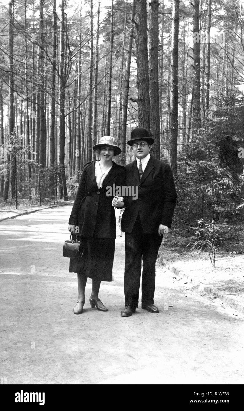 1930s fashion couple hi-res stock photography and images - Alamy