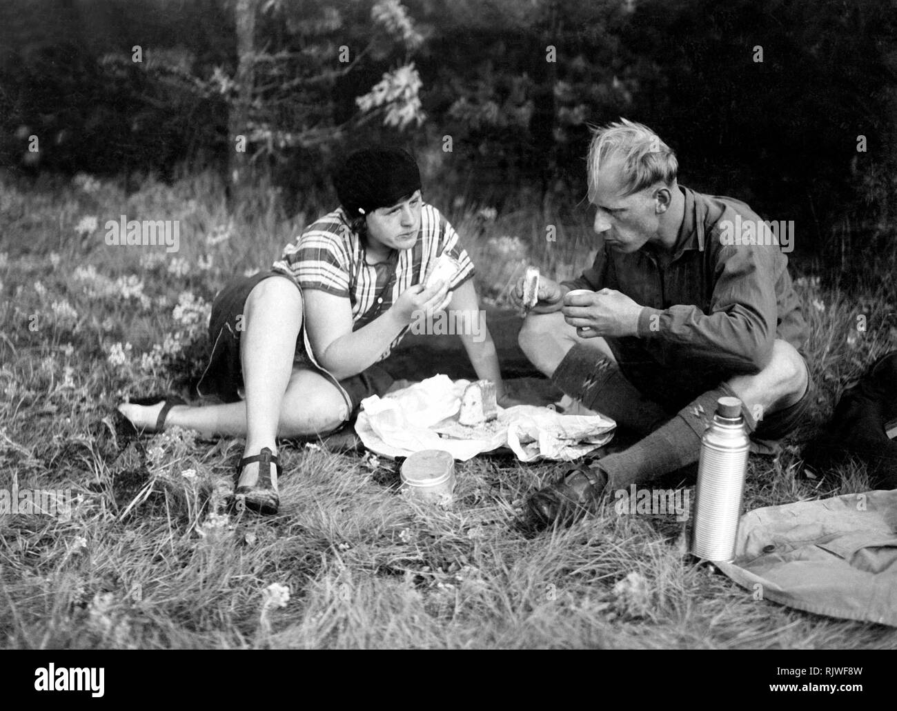 Couple vintage 1930s hi-res stock photography and images - Alamy