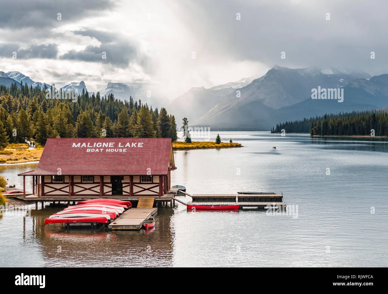Curly Phillips Boathouse, historic boathouse on the lakeshore of Maligne Lake, Queen Elizabeth Ranges mountain chain behind Stock Photo