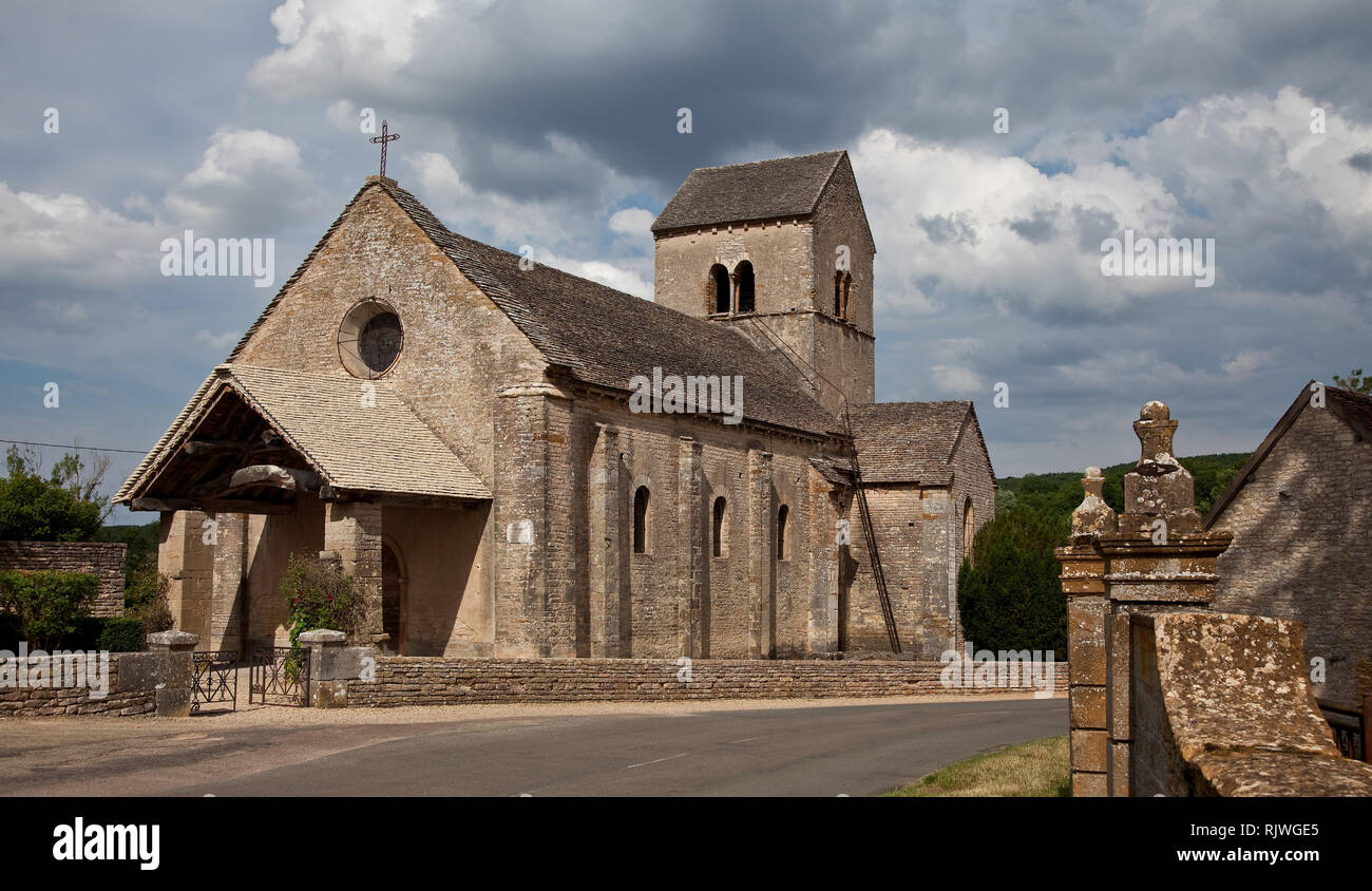 Ozenay, Pfarrkirche, Erbaut im 12. Jhd., Ansicht von Südwesten Stock Photo
