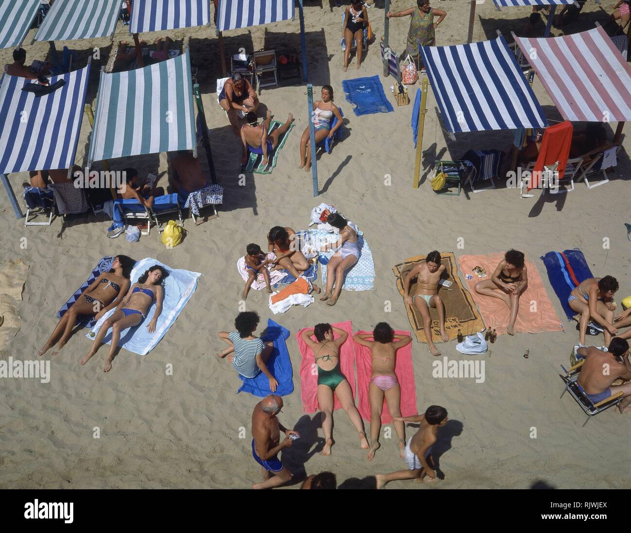 Gente tomando sol playa hi-res stock photography and images - Alamy