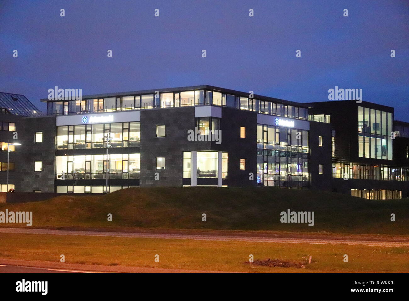 Hell erleuchtetes Bürogebäude in Reykjavik Stock Photo