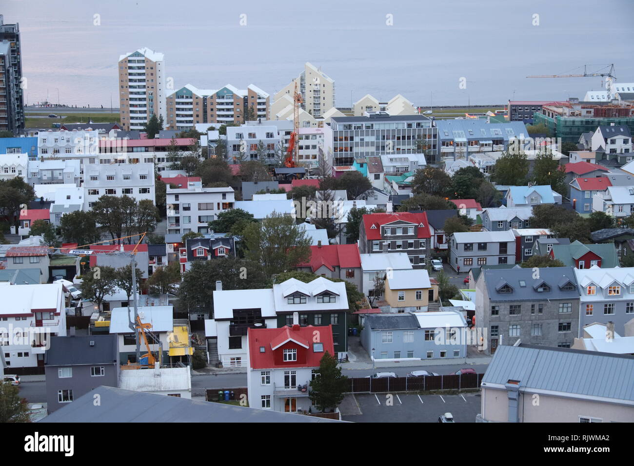 Blick über die Innenstadt von Reykjavik. Im Hintergrund Hochhäuser mit Wohnungen. Stock Photo