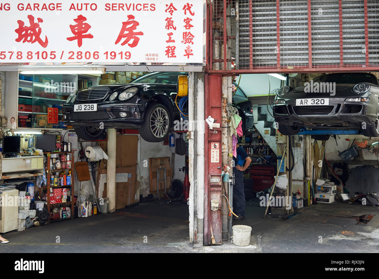 Auto repair shop outside hires stock photography and images Alamy