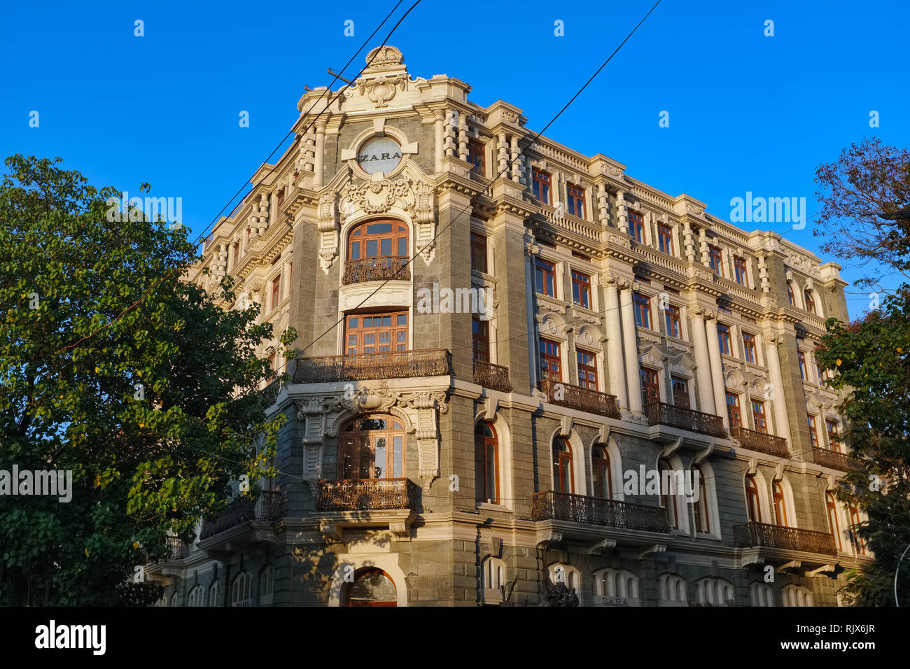Ismail Building, built in 1906, next to Flora Fountain, in Fort area,  Mumbai, India; now housing a branch of clothes chain Zara Stock Photo -  Alamy