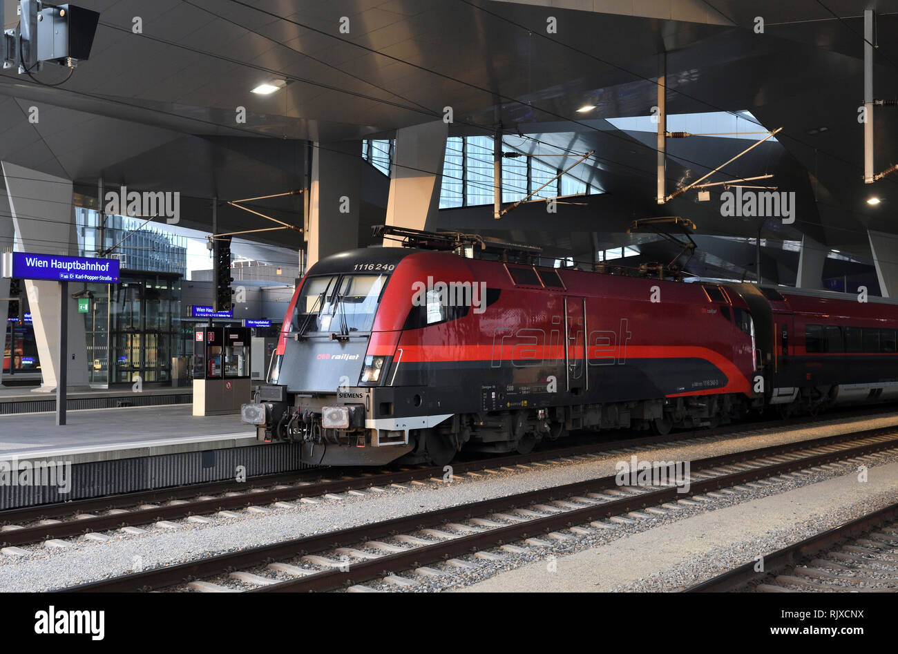 class 1116 taurus electric locomotive;vienna hbf;austria Stock Photo