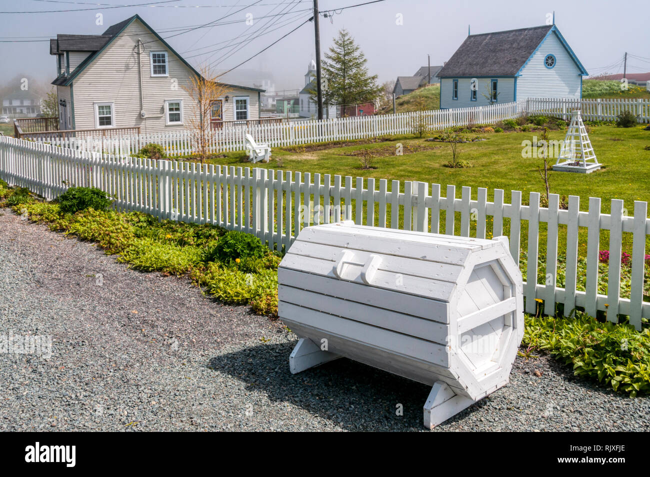 Garbage cans house hires stock photography and images Alamy