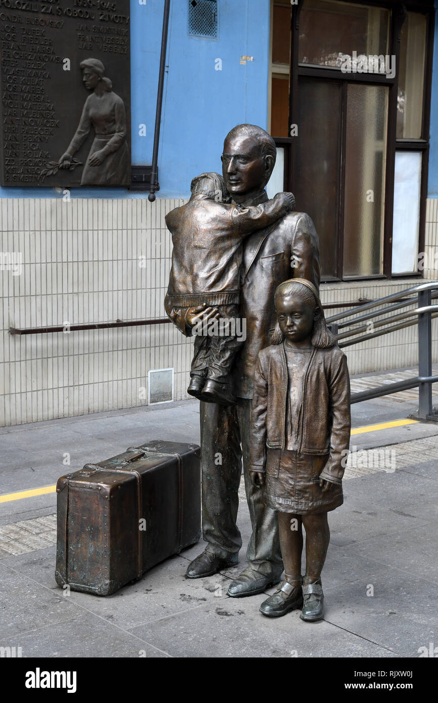 Kindertransport statue hires stock photography and images Alamy