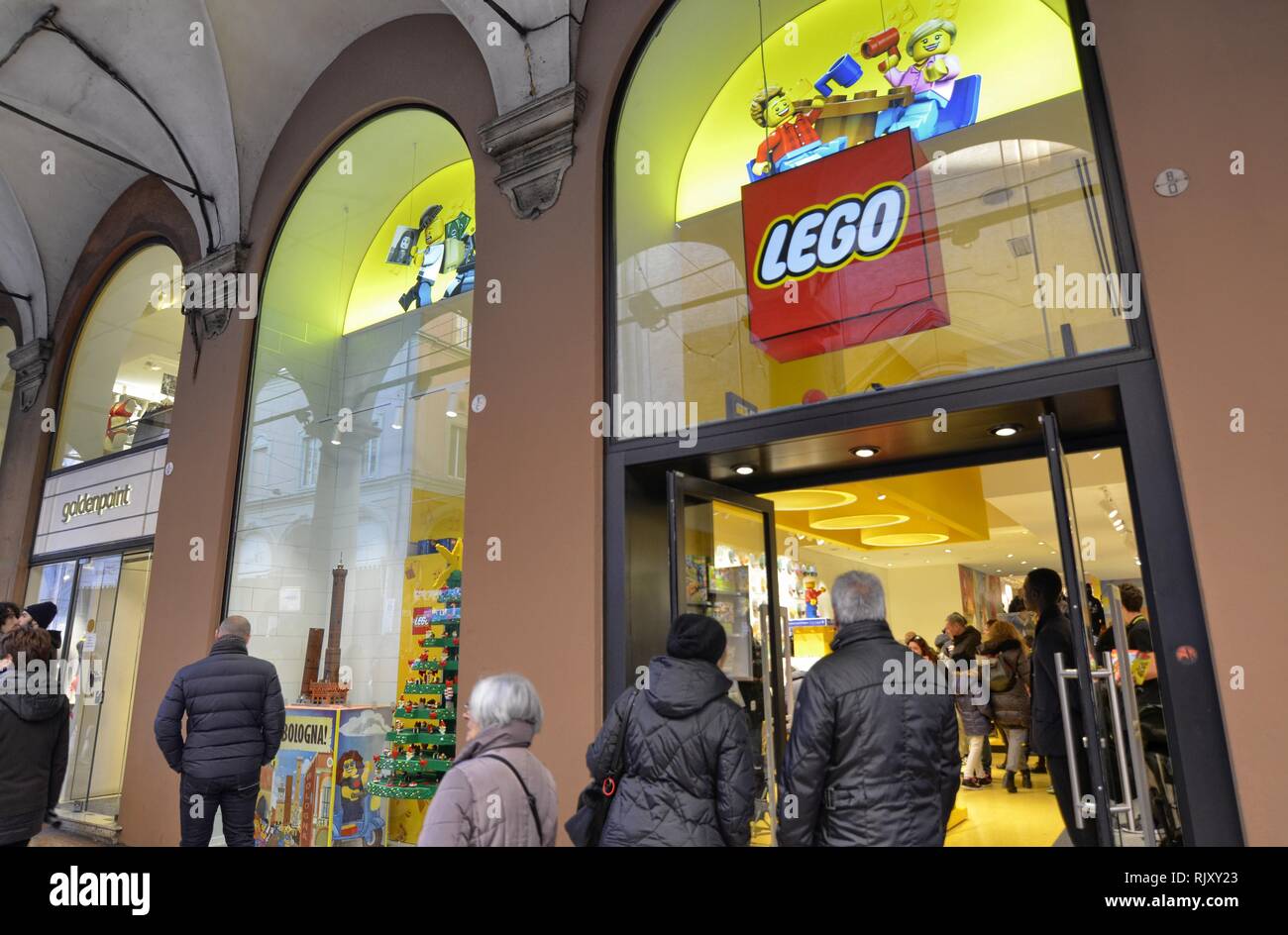 Bologna, Italy, December 2018. The Lego store in the historic center: the  window is customized for the city. The two towers are unmistakable:  Garisend Stock Photo - Alamy