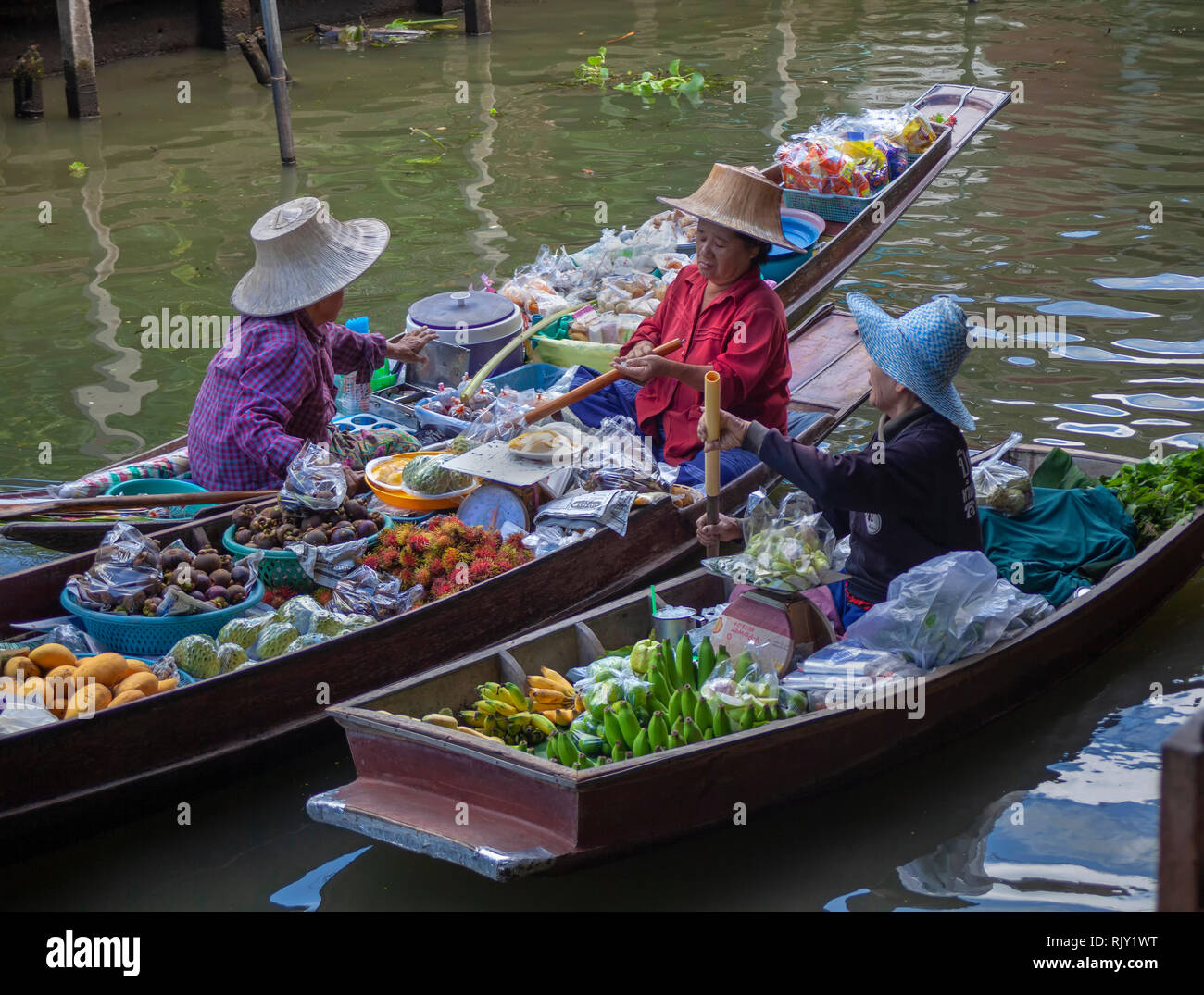 The floating market in Bangkok Stock Photo - Al…