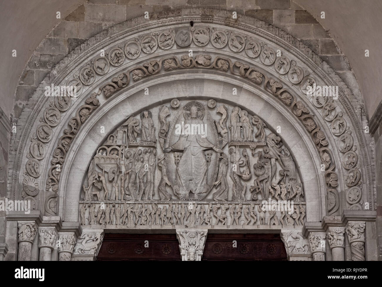Autun,  Cathedrale St-Lazare , Weltgerichtsportal um 1135 von Meister Gislebertus, Tympanon mit Christus in der Mandorla sowie Auserwählten und Verdam Stock Photo