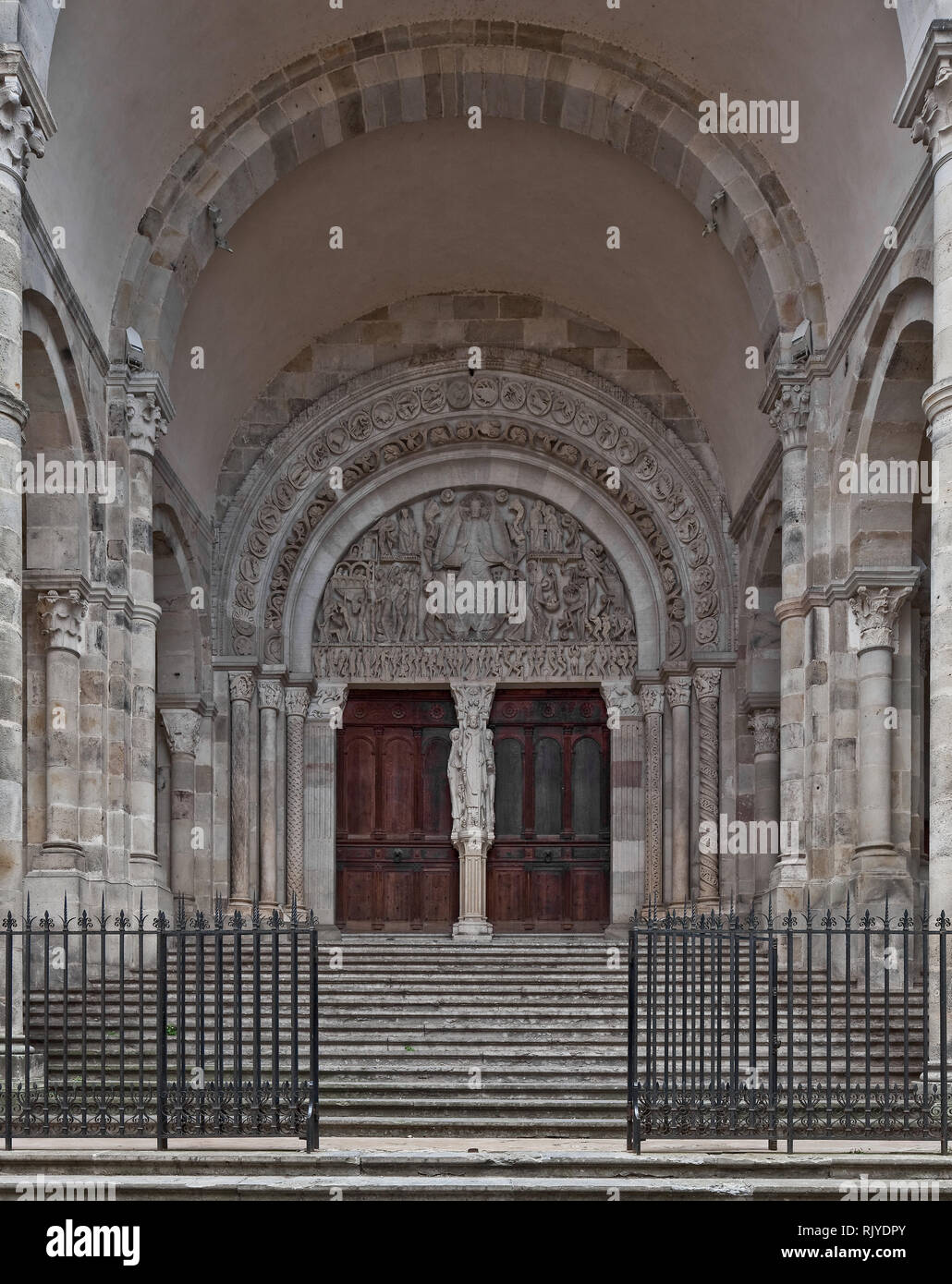 Autun,  Cathedrale St-Lazare, Westvorhalle mit Weltgerichtsportal um 1135 von Meister Gislebertus Stock Photo