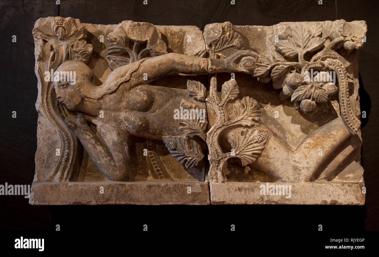 Autun, Musée Rolin, Relief der Versuchung der Eva vom im 18 Jhd. zerstörten Nordportal der Cathedrale St-Lazare. Um 1130 von Meister Gislebertus gesch Stock Photo