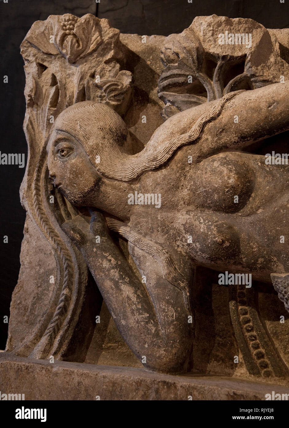 Autun, Musée Rolin, Relief der Versuchung der Eva vom im 18 Jhd. zerstörten Nordportal der Cathedrale St-Lazare. Um 1130 von Meister Gislebertus gesch Stock Photo