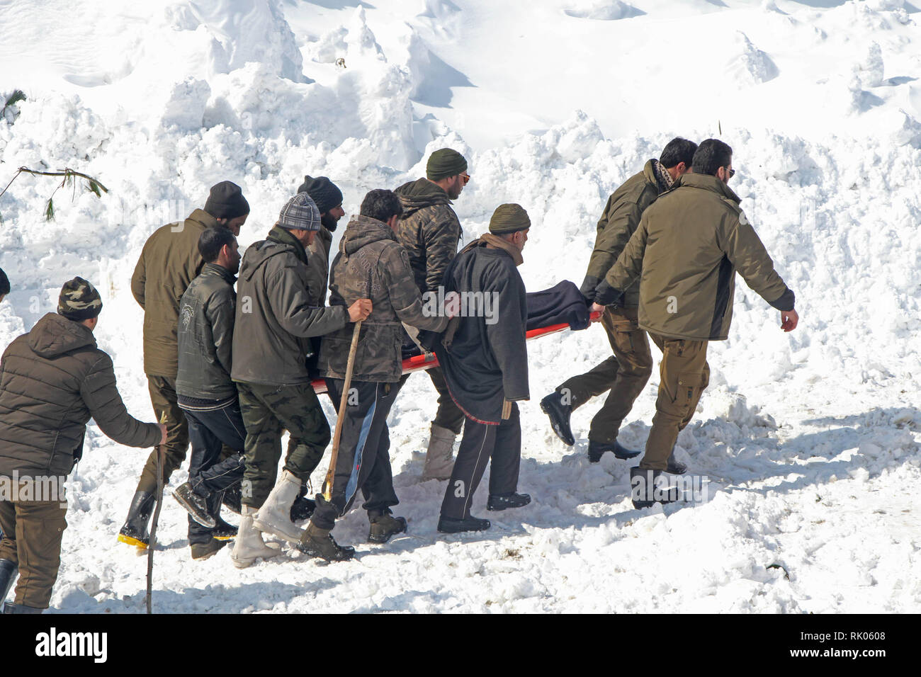 сход лавины в индии. сход лавины в индии. сход лавины в индии. горнолыжный курорт. индия горнолыжный курорт гульмарг.