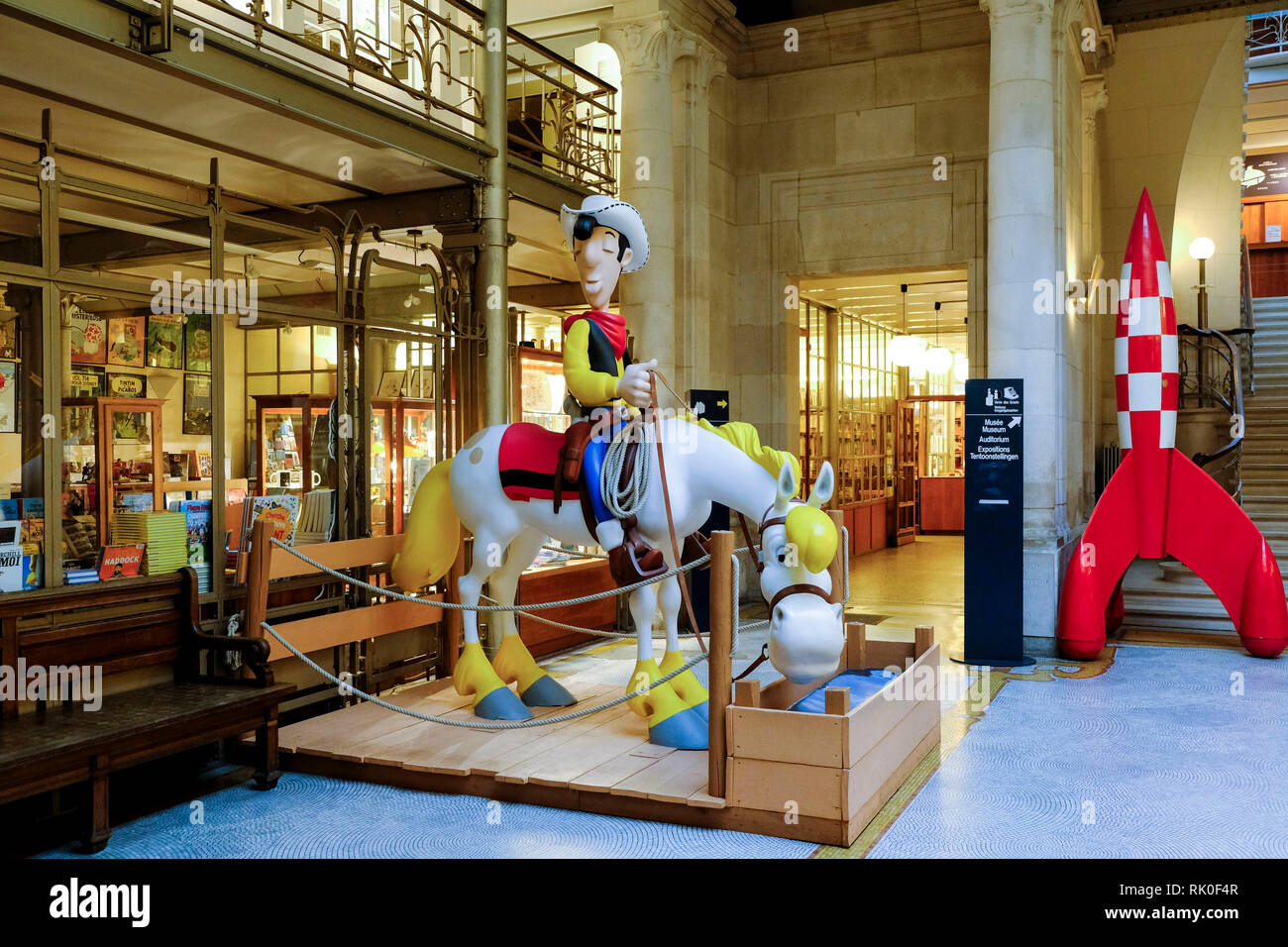 15.11.2018, Bruessel, Belgien - Lucky Luke und sein Pferd Jolly Jumper als lebensgrosse Figuren im Foyer des Centre Belge De La Bande Dessinee, das in Stock Photo
