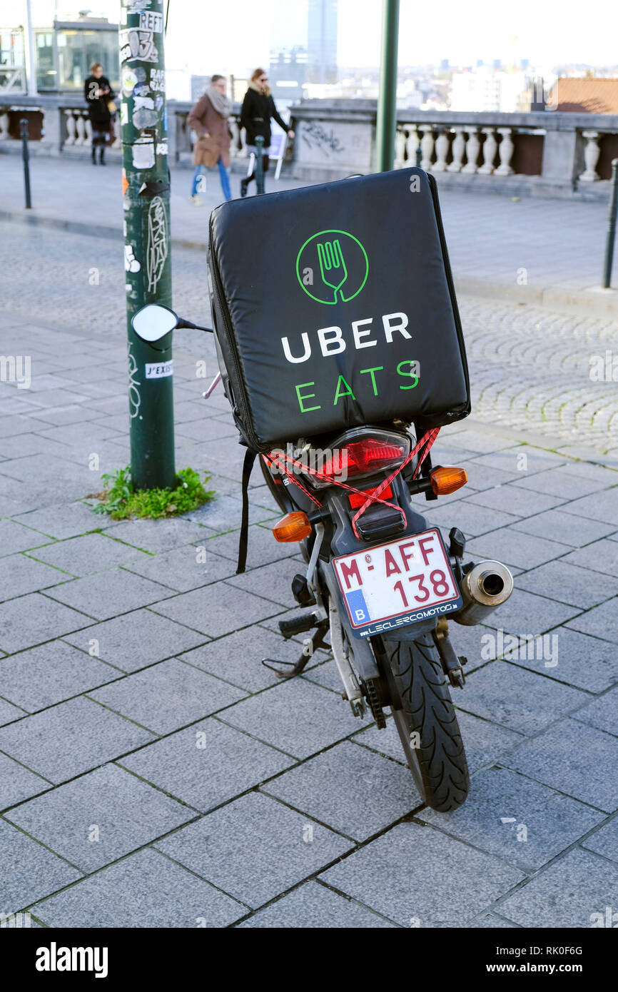 14.11.2018, Bruessel, Belgien - Motorrad eines Lieferanten, der fuer Uber Eats Speisen ausliefert in Bruessel Stock Photo