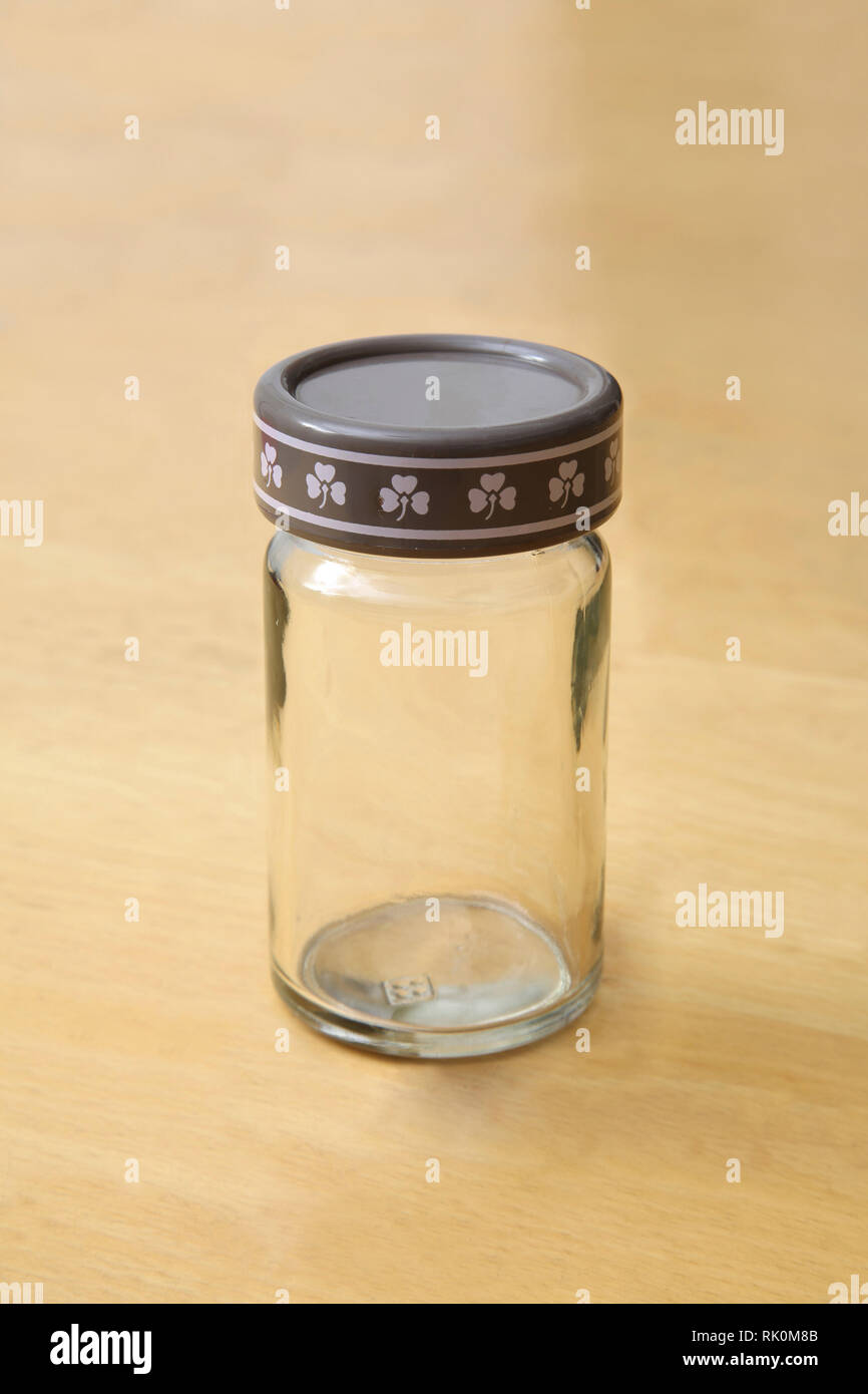 https://c8.alamy.com/comp/RK0M8B/vintage-glass-spice-jar-with-three-leaf-clover-on-lid-RK0M8B.jpg
