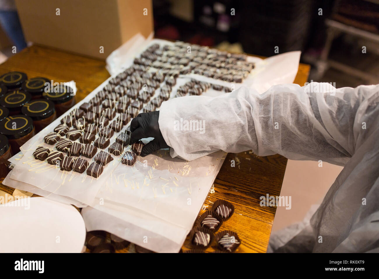Worker packing food hi-res stock photography and images - Alamy