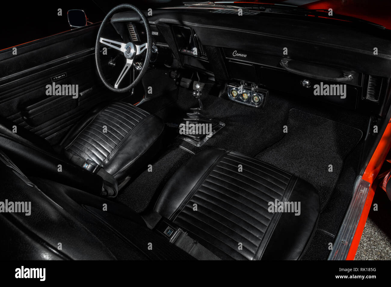 Modifizierte Turbo-Motor unter der Haube ein orange 1969 Pro Street  Chevrolet Camaro Oldtimer Stockfotografie - Alamy