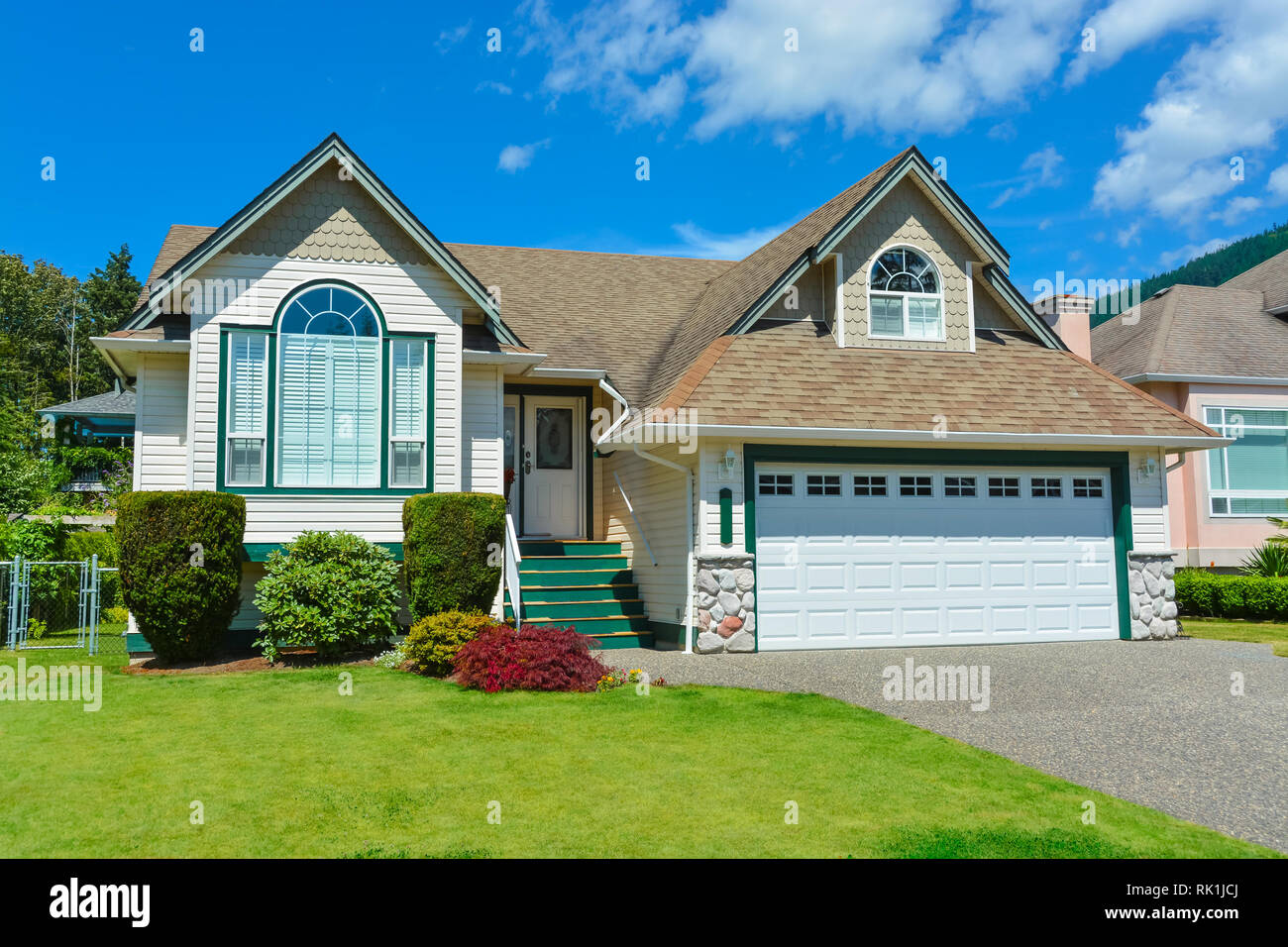 Suburban House In British Columbia For Sale Big House With Wide