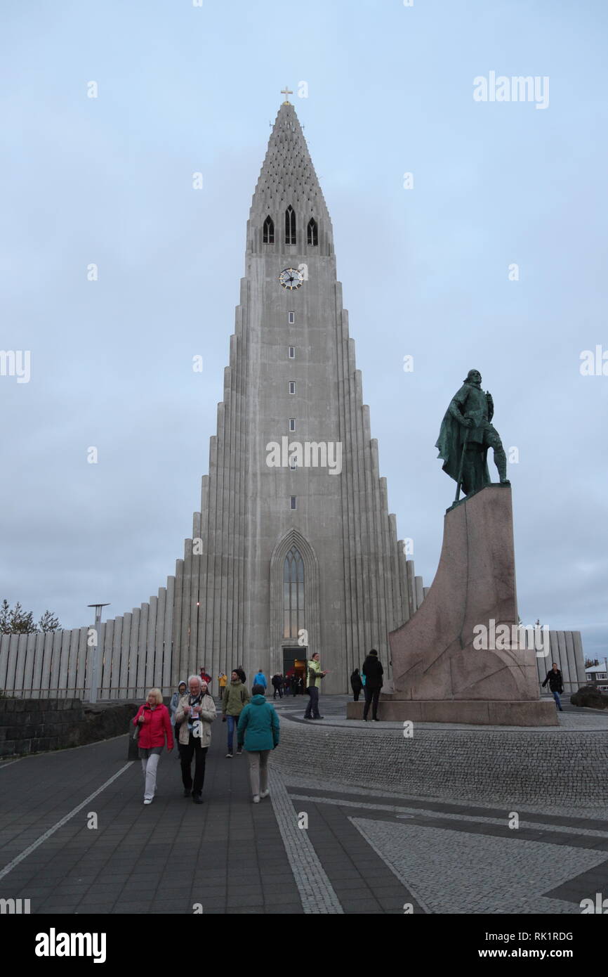 Vor der Hallgrimskirkja steht die Statue von Leif Eriksson. Stock Photo