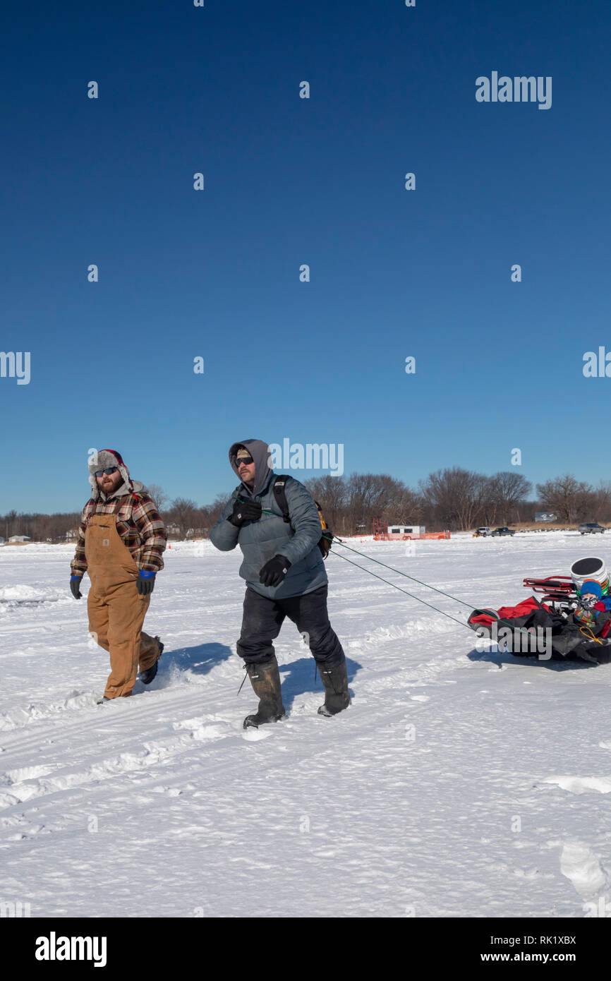 https://c8.alamy.com/comp/RK1XBX/fair-haven-michigan-ice-fishermen-haul-their-fishing-gear-and-a-small-child-across-frozen-anchor-bay-on-lake-st-clair-RK1XBX.jpg