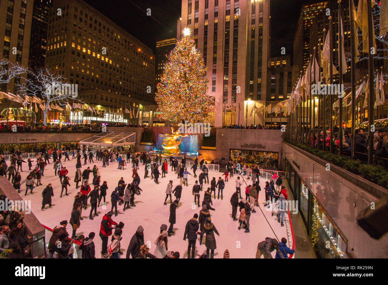 Crowds ice skating at Rockefeller Center at Christmas Stock Photo Alamy