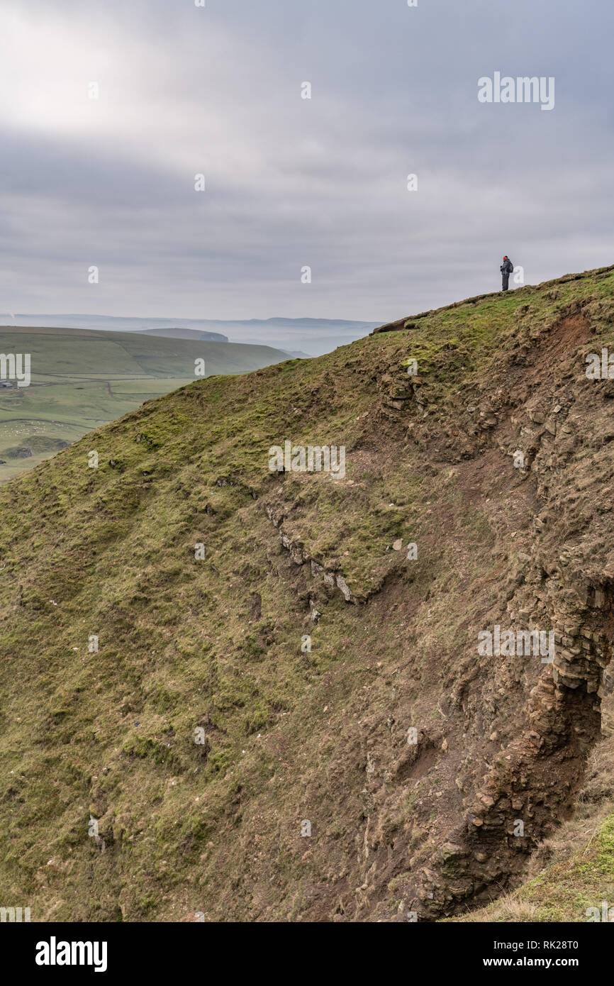 Back Tor Path Path from Mam Tor towards Hollins Cross, Back Tor and Lose Hill, Peak ...