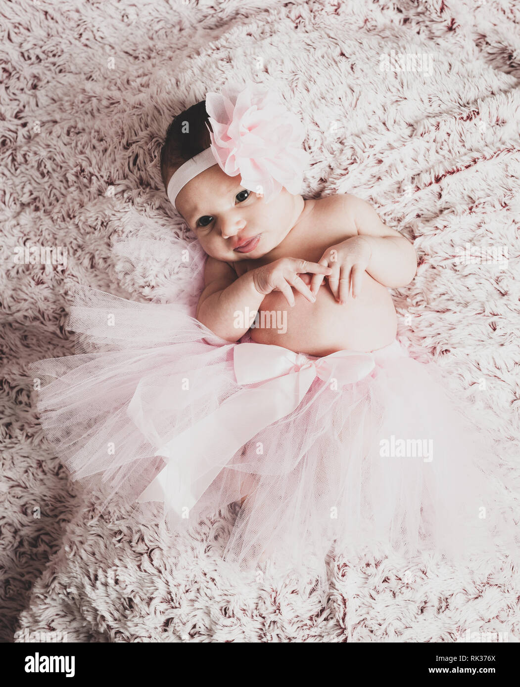 Stoop arbejde Gendanne Newborn baby girl wearing a pink ballerina tutu Stock Photo - Alamy
