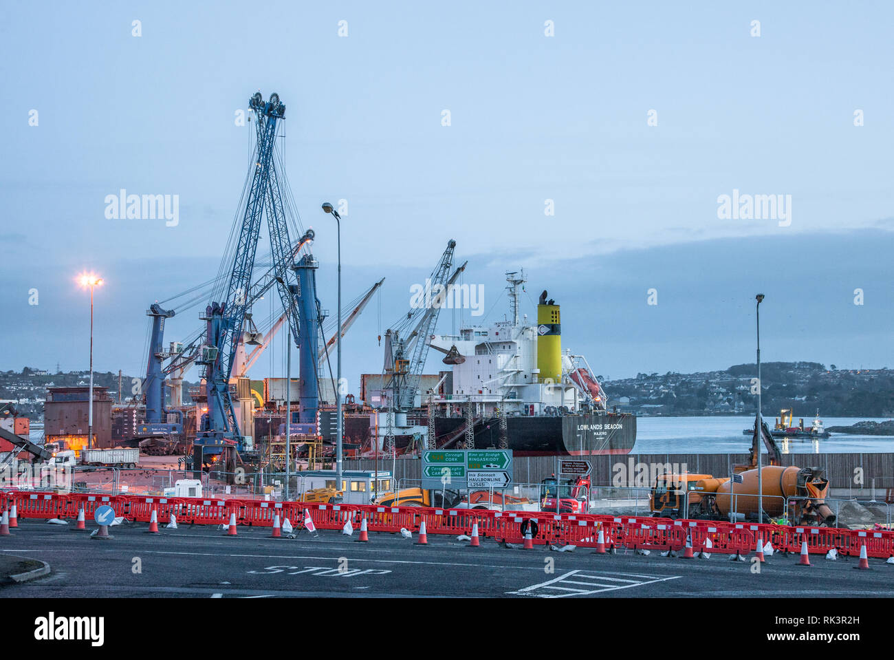 Ringaskiddy, Cork, Ireland. 09-02-2019. Bulk Carrier Lowlands Beacon unloads feedstuff from Agentina while construction continues on the redevelopment of the port at Ringaskiddy which will consist of a new container terminal and multi-purpose berth. Credit: David Creedon/Alamy Live News Stock Photo