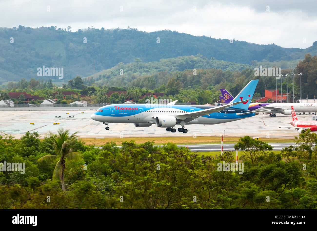 Boeing Dreamliner landing approach Stock Photo