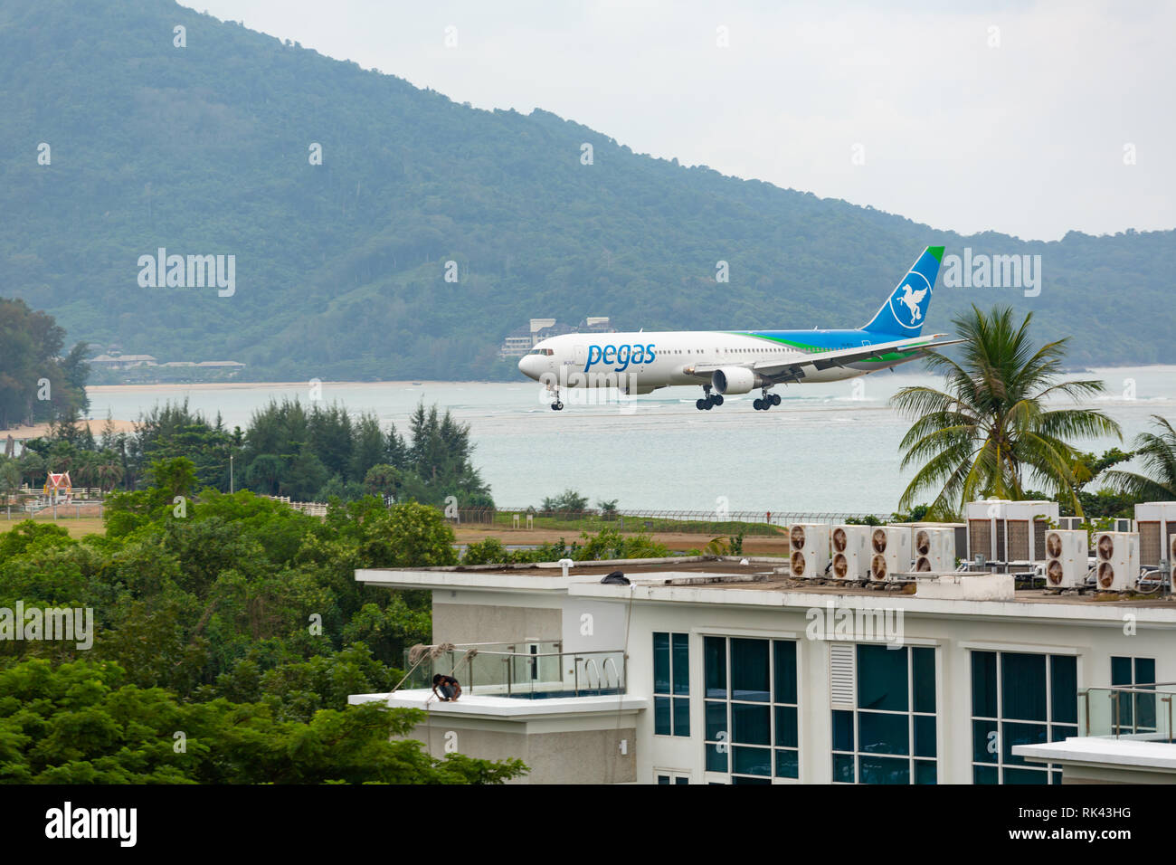 Boeing landing approach Stock Photo