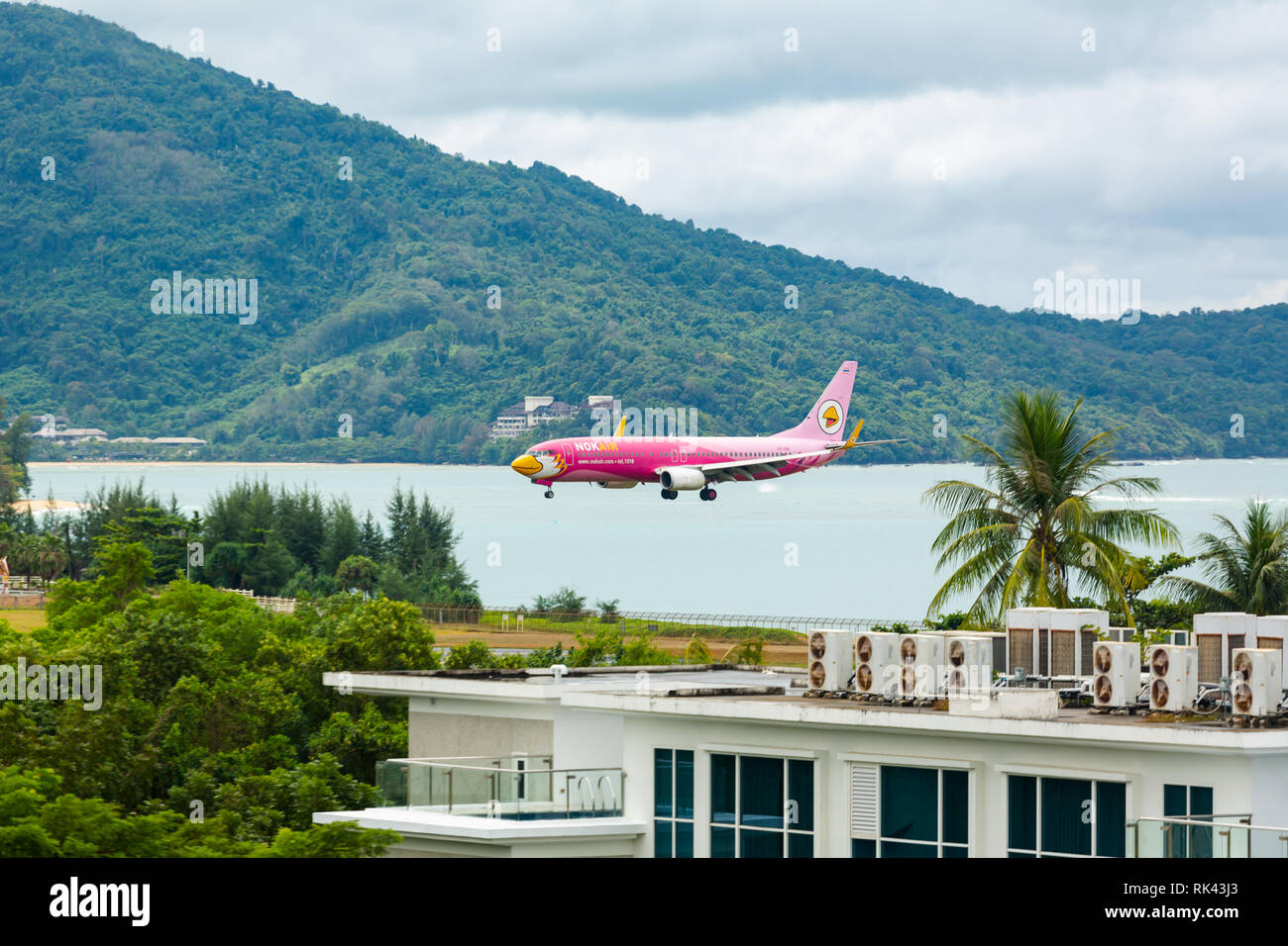 Boeing 737 lands from the sea Stock Photo Alamy