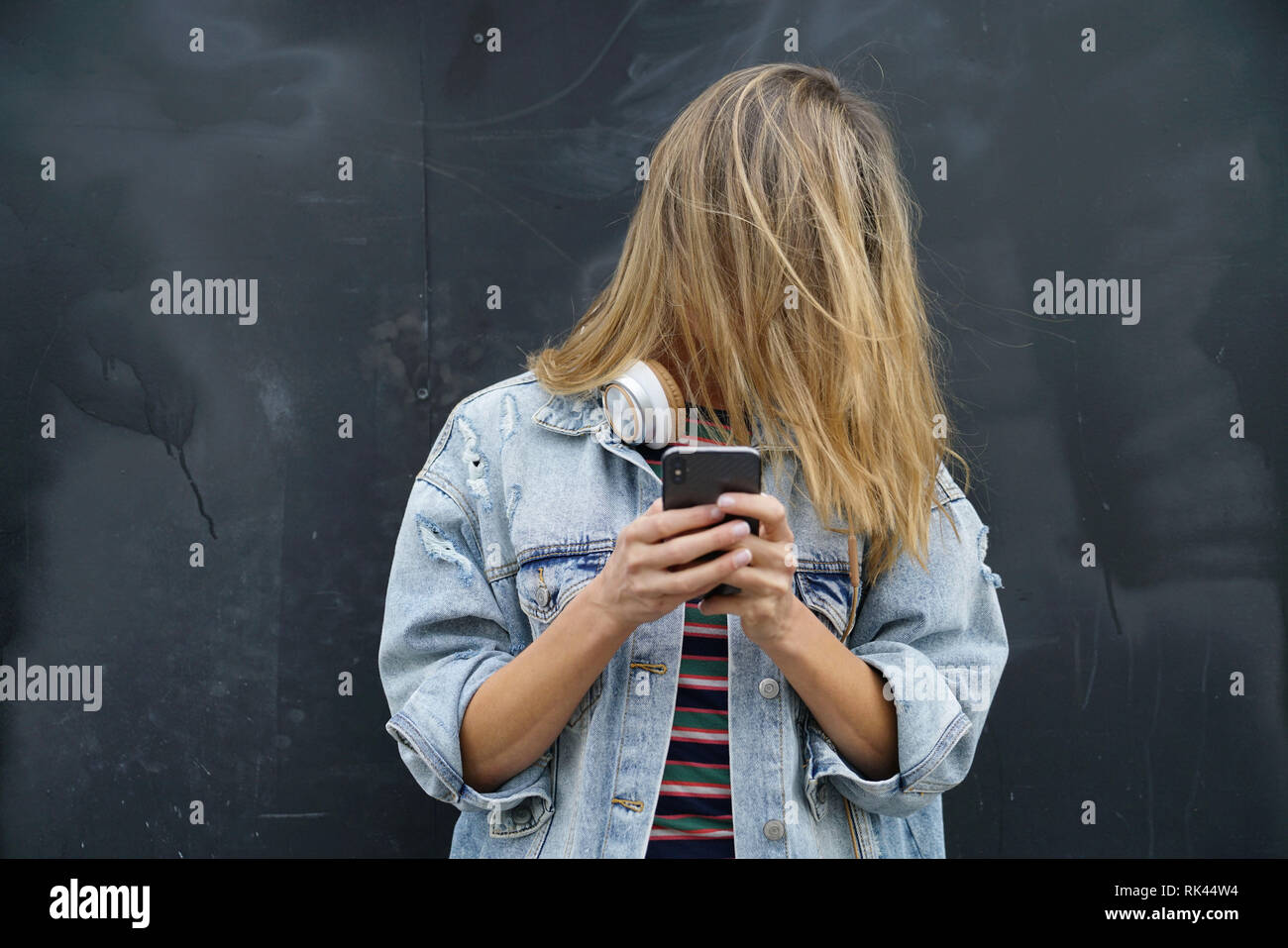 Smiling black woman texting hi-res stock photography and images - Alamy