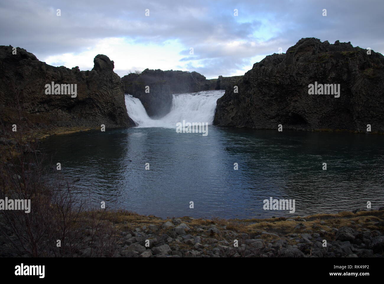 Doppelter Wasserfall Hjalparfoss auf Island Stock Photo